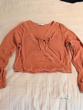 Hollister Women’s Lace-Trim Faux Wrap Blouse in Dusty Coral Sz M